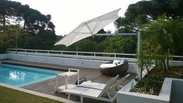 Ombrelone Monoflex Sextavado Com Pé Lateral e Braço Articulado em Alumínio