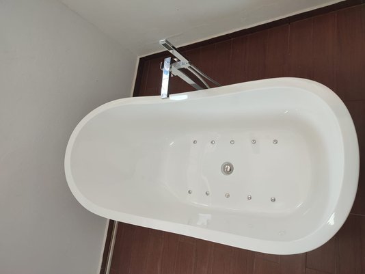 Banheira Oval de Imersão Hibisco Freestanding em Gel Coat