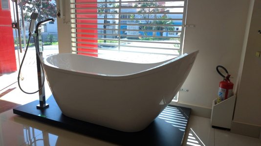 Banheira Oval de Imersão Hibisco Freestanding em Gel Coat