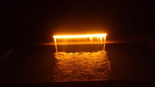 Cascata de Embutir em Fibra de Vidro Com Bico de Inóx e Iluminação de Led