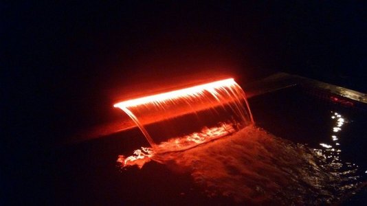 Cascata de Embutir em Fibra de Vidro Com Bico de Inóx e Iluminação de Led