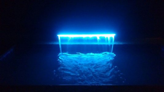 Cascata de Embutir em Fibra de Vidro Com Bico de Inóx e Iluminação de Led