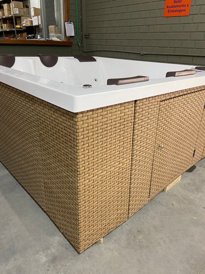 Deck Vertical Em Junco Sintético Com Escada de Acesso Para SPAS Àgua Nativa