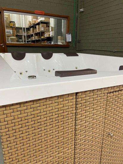 Deck Vertical Em Junco Sintético Com Escada de Acesso Para SPAS Àgua Nativa
