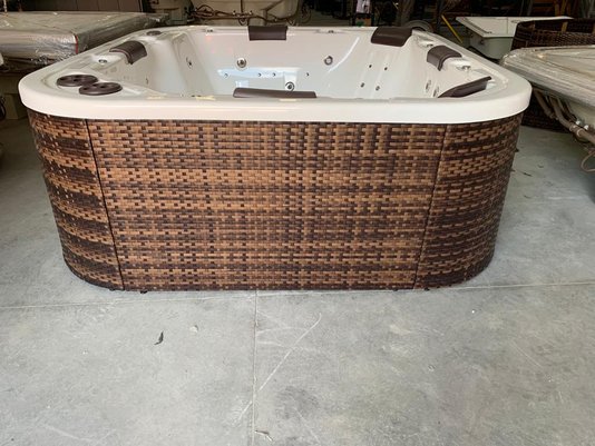 Deck Vertical Em Junco Sintético Com Escada de Acesso Para SPAS Àgua Nativa