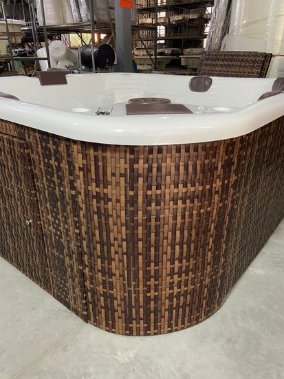 Deck Vertical Em Junco Sintético Com Escada de Acesso Para SPAS Àgua Nativa