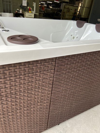 Deck Vertical Em Junco Sintético Com Escada de Acesso Para SPAS Àgua Nativa