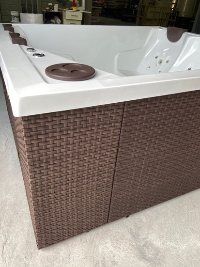 Deck Vertical Em Junco Sintético Com Escada de Acesso Para SPAS Àgua Nativa