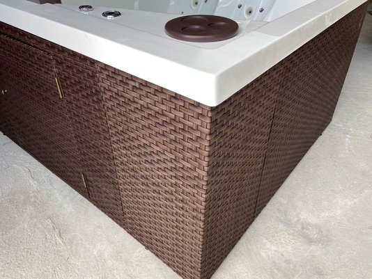 Deck Vertical Em Junco Sintético Com Escada de Acesso Para SPAS Àgua Nativa