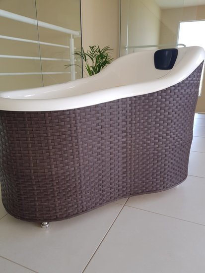 Deck Vertical Em Junco Sintético Com Escada de Acesso Para SPAS Àgua Nativa