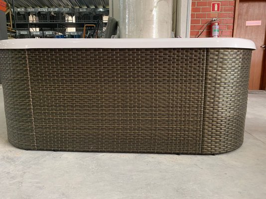 Deck Vertical Em Junco Sintético Com Escada de Acesso Para SPAS Àgua Nativa