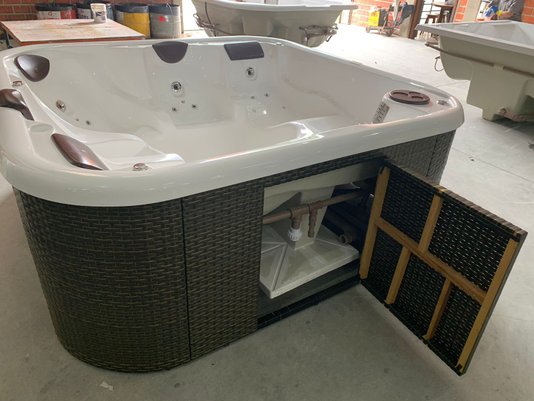Deck Vertical Em Junco Sintético Com Escada de Acesso Para SPAS Àgua Nativa