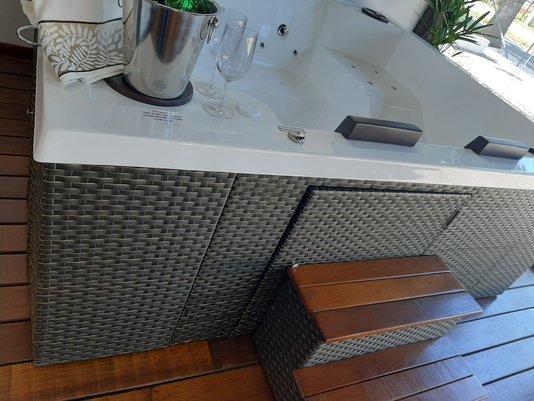 Deck Vertical Em Junco Sintético Com Escada de Acesso Para SPAS Àgua Nativa