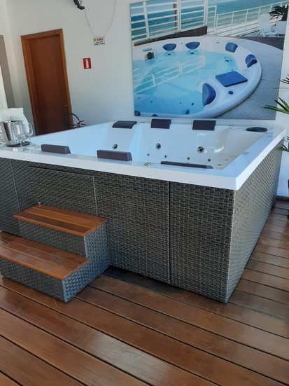 Deck Vertical Em Junco Sintético Com Escada de Acesso Para SPAS Àgua Nativa