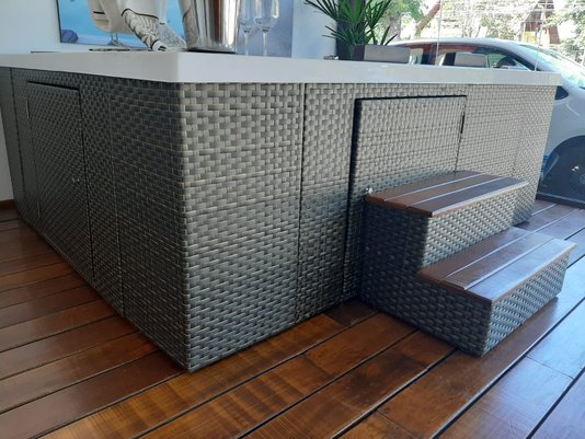 Deck Vertical Em Junco Sintético Com Escada de Acesso Para SPAS Àgua Nativa
