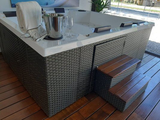 Deck Vertical Em Junco Sintético Com Escada de Acesso Para SPAS Àgua Nativa