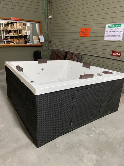 Deck Vertical Em Junco Sintético Com Escada de Acesso Para SPAS Àgua Nativa