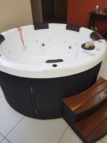 Deck Vertical Em Junco Sintético Com Escada de Acesso Para SPAS Àgua Nativa