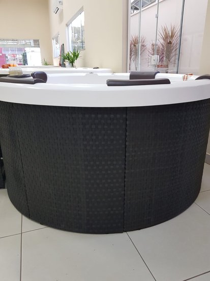 Deck Vertical Em Junco Sintético Com Escada de Acesso Para SPAS Àgua Nativa
