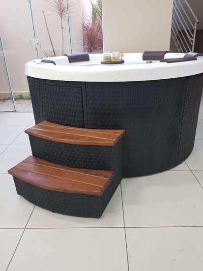 Deck Vertical Em Junco Sintético Com Escada de Acesso Para SPAS Àgua Nativa