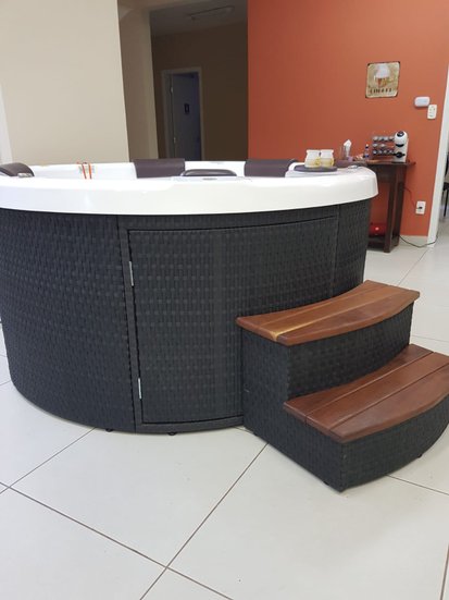 Deck Vertical Em Junco Sintético Com Escada de Acesso Para SPAS Àgua Nativa