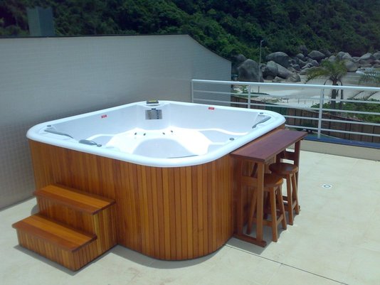 Deck Vertical Em Madeira Com Escada de Acesso Para SPAS Àgua Nativa