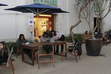 Ombrelone Monoflex Sextavado Com Pé Lateral e Braço Articulado em Alumínio