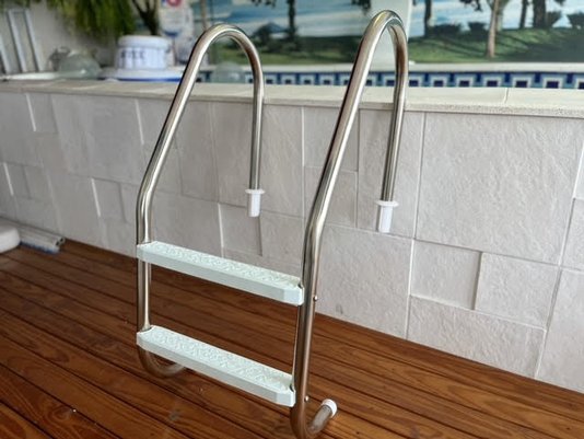 Escada Aço Inox com 2 Degraus ABS Anatômico para Piscinas