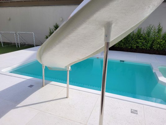 Escorregador Curvo em Fibra para Piscinas