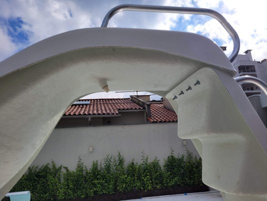 Escorregador Curvo em Fibra para Piscinas