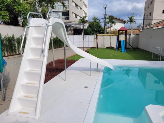 Escorregador Curvo em Fibra para Piscinas