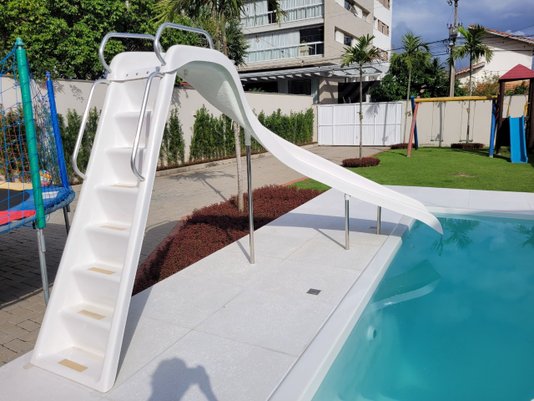 Escorregador Curvo em Fibra para Piscinas