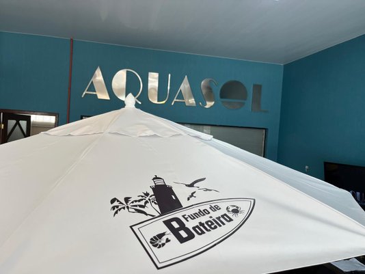 Guarda-sol Tipo Italiano Ombrelone Redondo Linha Clássica Em Madeira e Bagum Personalizado 2,40 M