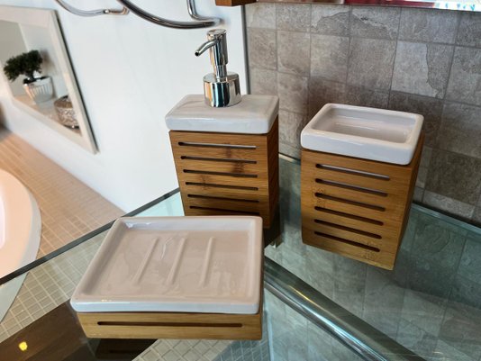 Kit Saboneteira em Cerâmica e Bamboo para Banheiro