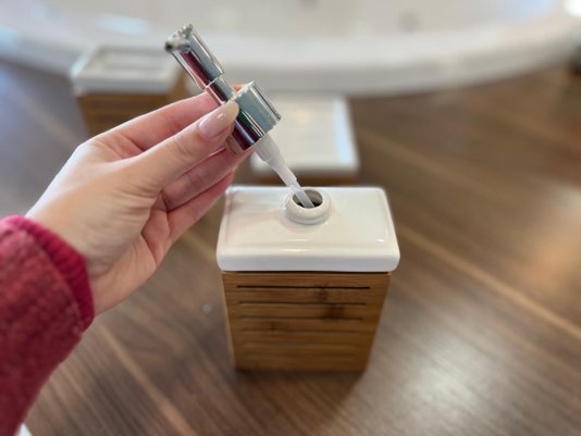 Kit Saboneteira em Cerâmica e Bamboo para Banheiro