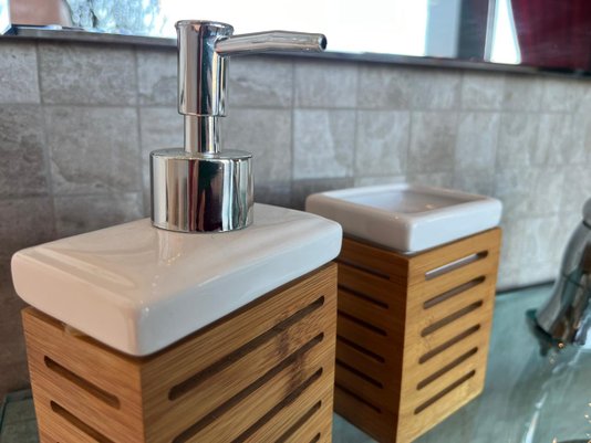 Kit Saboneteira em Cerâmica e Bamboo para Banheiro