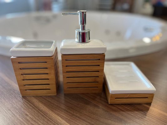 Kit Saboneteira em Cerâmica e Bamboo para Banheiro