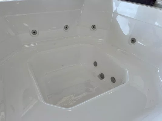 Spa Quadrado Cádiz Linha GLOW em Gel Coat c/ Capa e Gerador de Ozônio