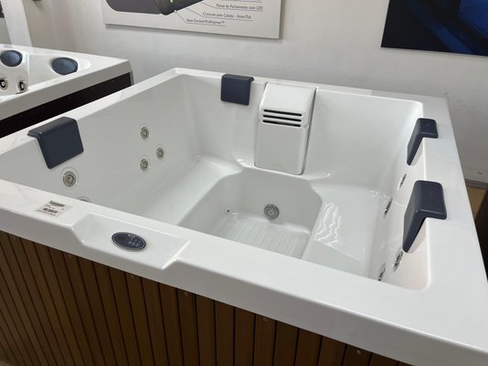 SPA Quadrado J170 Jacuzzi em Àcrílico Com Fechamento e Cobertura Térmica