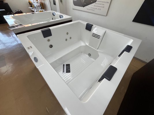 SPA Quadrado J170 Jacuzzi em Àcrílico Com Fechamento e Cobertura Térmica