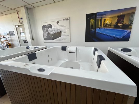 SPA Quadrado J170 Jacuzzi em Àcrílico Com Fechamento e Cobertura Térmica