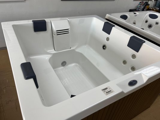 SPA Quadrado J170 Jacuzzi em Àcrílico Com Fechamento e Cobertura Térmica