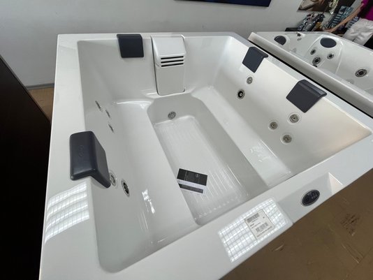 SPA Quadrado J170 Jacuzzi em Àcrílico Com Fechamento e Cobertura Térmica