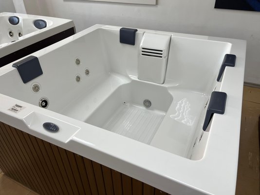 SPA Quadrado J170 Jacuzzi em Àcrílico Com Fechamento e Cobertura Térmica
