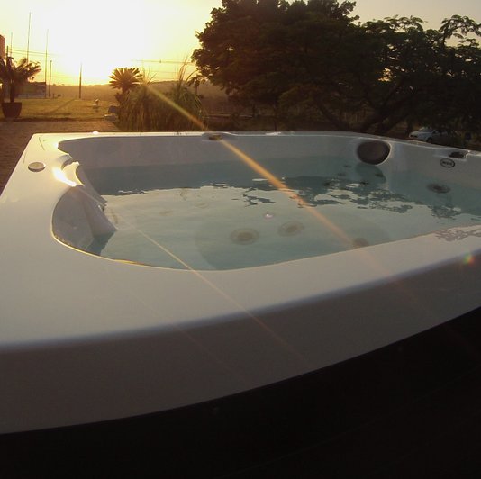 Spa Quadrado J195 L Jacuzzi em Acrílico Com Cobertura Térmica
