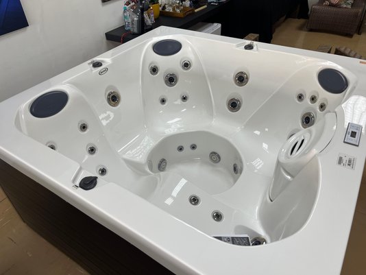 Spa Quadrado J195 L Jacuzzi em Acrílico Com Cobertura Térmica