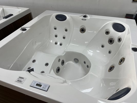Spa Quadrado J195 L Jacuzzi em Acrílico com Fechamento e Cobertura Térmica