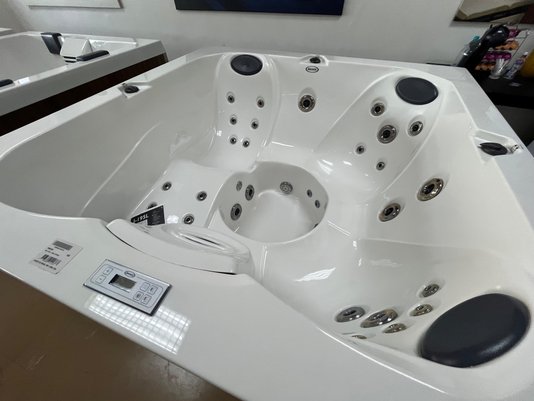 Spa Quadrado J195 L Jacuzzi em Acrílico com Fechamento e Cobertura Térmica