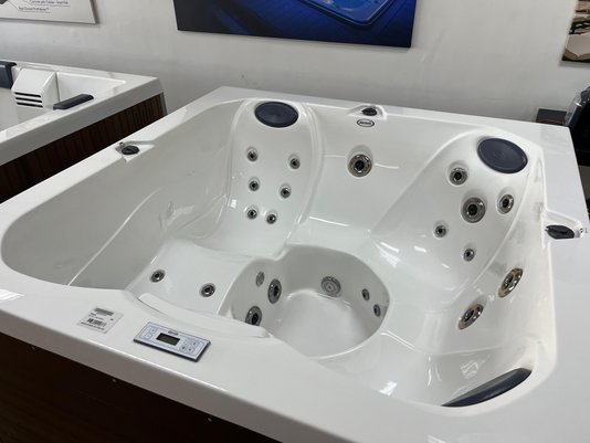 Spa Quadrado J195 L Jacuzzi em Acrílico com Fechamento e Cobertura Térmica