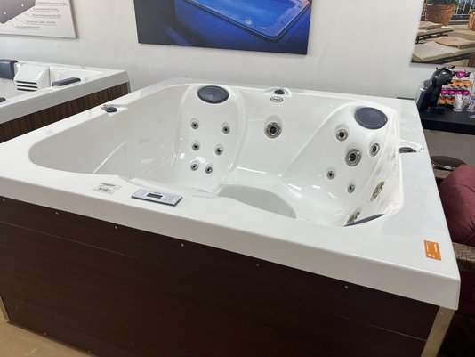 Spa Quadrado J195 L Jacuzzi em Acrílico com Fechamento e Cobertura Térmica